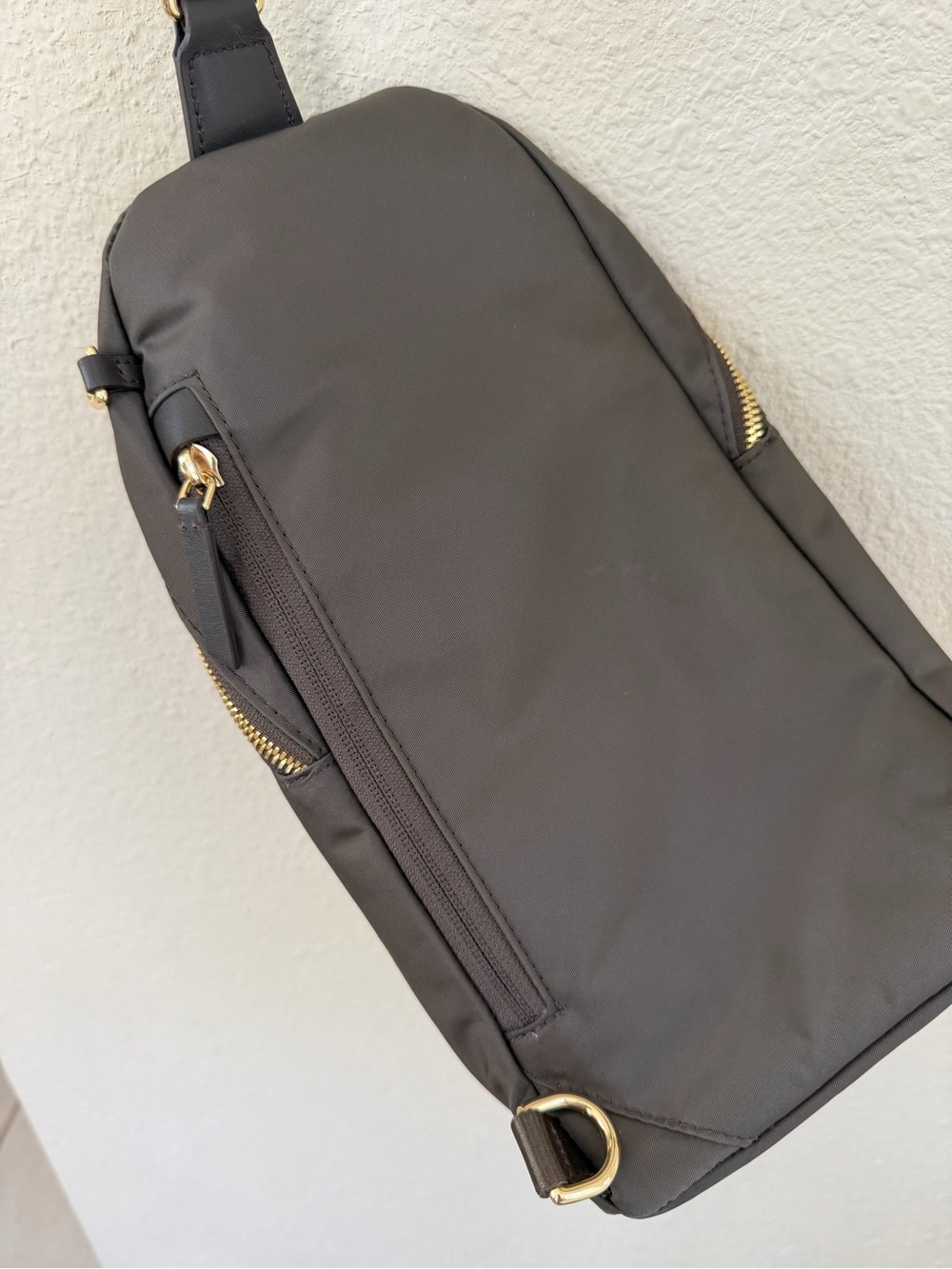 Tumi Voyager Anna Sling Bag. GUC. Brown with Gold Hardware - Picture 7 of 11